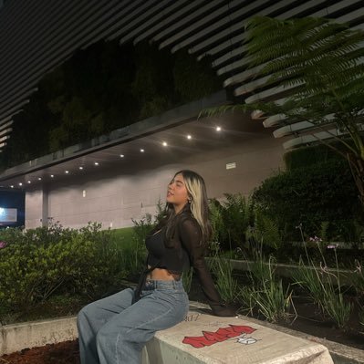 L4u_V4l's profile picture. I don't even know what I think