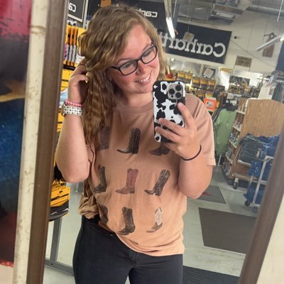 AmborEllis's profile picture. scentsy, boy mom, equine, chickens and liven life 🖤