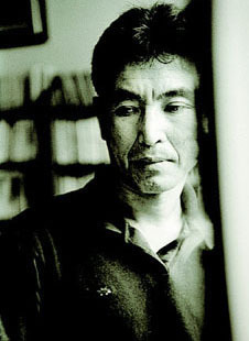 1977 문학과지성 '정든 유곽에서'로 등단. 시집으로 뒹구는 돌은 언제 잠 깨는가 남해 금산 호랑가시나무의 기억 그 여름의 끝 아, 입이 없는 것들 정든 유곽에서(시선집). 당분간은 시만 트윗합니다. 관리자 @jealouseunlin