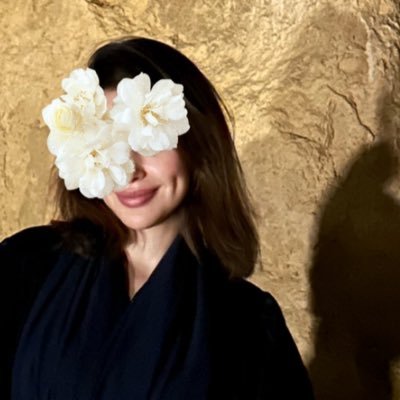 وافرةٌ مثل نهر، أتجذرُ مثل شجرة، مملوءةٌ بالزرقة الهادئة مثل فجر، لدي غرائبي مثل الأرض، ولدي القدرة في الارتفاع والسمو مثل السماء.