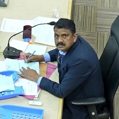 राजनितिक हू क्यू की राजनीति से जीवन का कोई पक्ष अछूता नहीं,मैं निष्पक्ष नहीं हूं क्यू की मैं खुद एक पक्ष हू।
मैं निष्पक्षता का ढोंग नही करता💪