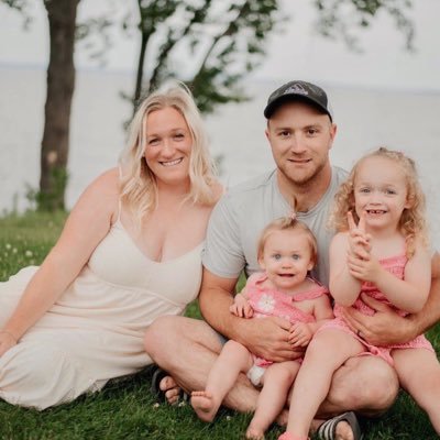 👰🏼🤵🏼👧🏼👧🏼🐶 🐶🐱💗 🇨🇦