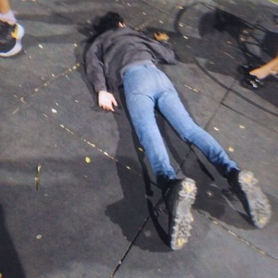 Uma das piores coisas que existe é não ter dinheiro.
A outra é chutar a quina de algo com o dedo mindinho do pé.
