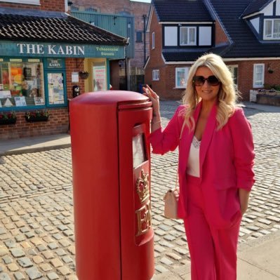 TOUR GUIDE & Extra @ Coronation Street! TV 🎬 Supporting artist for 29 years & Promo gal! ❤️🎥