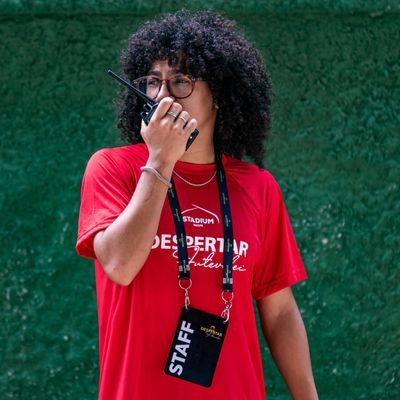 normalmente sofrendo, porém feliz