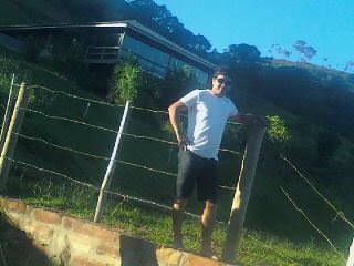 A felicidade é feita de pequenas pérolas que você cultiva a cada dia, a cada hora
