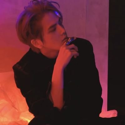 Est, 1997. A man that have two sides, as though the cause to disappear of people cause his captivation, Younghoon.