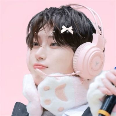 xaiksn's profile picture. love — #김선우. she/her — 16.