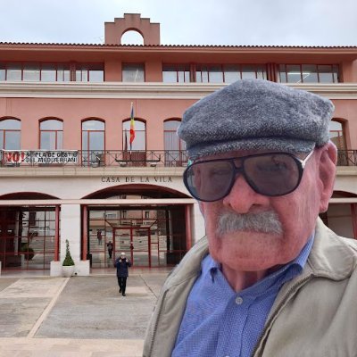 Canareu rebordonit en una mica de mala sombra 🌩️
Acostumo a escriure des del bar després de 2 carajillos ☕☕