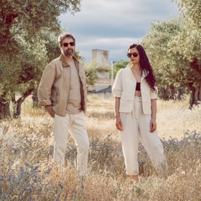 Hola. Esto es Soleado. Somos @juanmlatorre y @ester_sinache Esto hacemos. Esta es nuestra invitación a escucharnos.