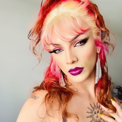 akaelbira's profile picture. 