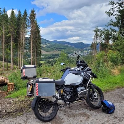 Motard, Burgerhulpverlener, Rode Kruis NHT, OGS chauffeur, werkzaam in Telecom, reiziger, leuke dingen doen en genieten :-)