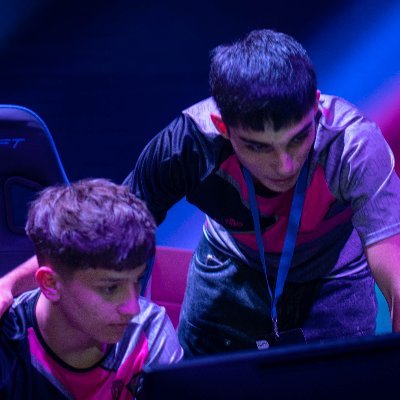 19. Director General @FractiousES 💜
Solía ser Coach de Fortnite 🧑🏫
Inversiones, desarrollo personal y muestro la vida de un joven emprendedor👨⚖️