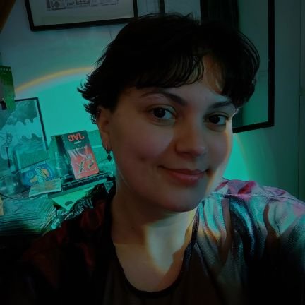 Meuf Non-binaire, HandiFol & Queer
Apprenti anar // intersectionnalité & convergence des luttes
Orga & Régie vidéo live une chambre a soi & game'her