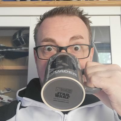 Eishockey, Fußball, Football, Baseball, Star Wars und Kaffee

#aufgehtshaie🦈 #BVB🐝#LeafsForever  #NEPats   #RedSox    #501st