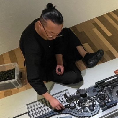 美術作家。モノに宿る魂という概念を主軸に集団の中に息づく風習、伝統、信念を作品にしています。芸名のような本名。藝育会代表、横浜美大非常勤講師、居酒屋水曜日のイサナ