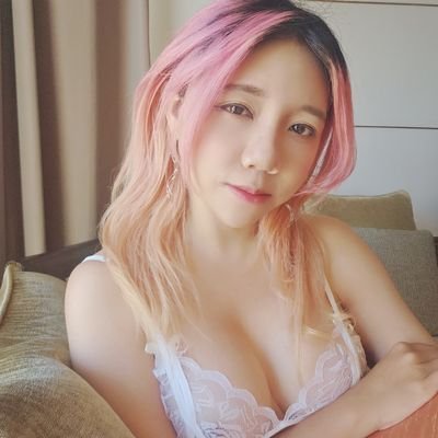 h2AgLC1RrY91018's profile picture. 何謂女人❤️呆萌.可愛.清純.青澀 氣質.優雅.性感.妖嬌.艷麗也 紀錄風情萬種的樣貌