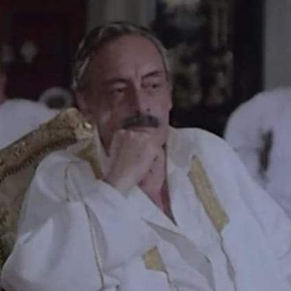 كاتب لايكتب سوا لنفسه
لا يتابع احد ولا يتابعه احد
يتبع قلبه ..وقلبه فارغ