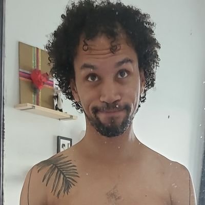 da maison rouge das trepadeiras: subindo pelas paredes ou agarradas no pau. Entre nudes e surtos sobre a faculdade.
https://t.co/YjZStbB33p…