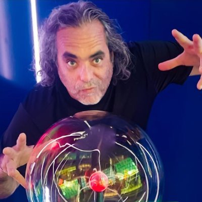 Professor, artista, cruzeirense, voleifã e pai!