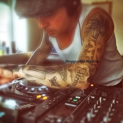 52 year old tattoo lover electronic music lover and a gamer half Italian and half Roma gypsy, also lived in Spain Andalusia for 8 years, star 🌟 sign Virgo ♍️