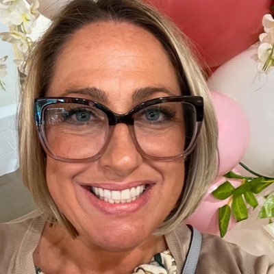 ValerieAnneJaX's profile picture. 🐓lady, Mom, 👩🏻‍🏫