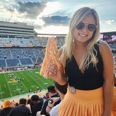 I love country music, roller coasters, and the beach 🧡
