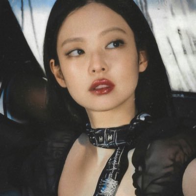 I’m just lovin my fave kpop artists mind ya business move along 🌬️ 🎀 Jennie girl 🎀