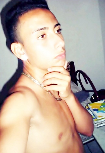 -  Falsos amigos nessa vida tu vai encontrar , que aperta a sua mão & quer te derrubar ♪    $$'