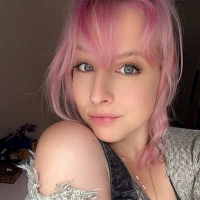 JanuaryxEmbers's profile picture. 31 ☁️ just being a silly little guy with an escapism complex 💭🌿🫧🌺