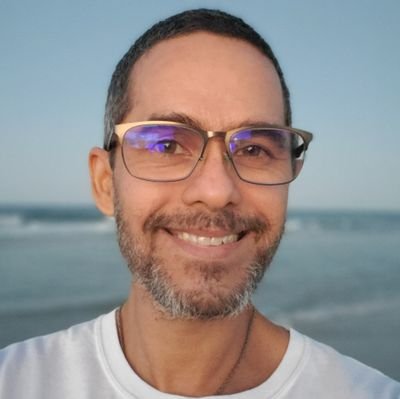 Aspiring Author 📚 Visual Artist 🎨 Yogi 🧘Vegan 🌿 English Teacher @RT_Mentor half-year Mentee '24 * #WIP #YAFantasy Come join me on the ride! 🇵🇷 🏳️🌈