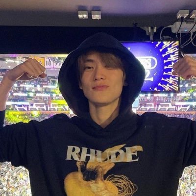 comicnoms's profile picture. Hi friends I like Batgirl. Fist bump 👊