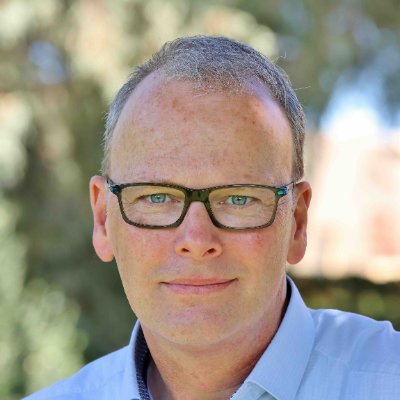Dr. Oliver Emmler ist erfahrener Arzt und Medizininformatiker mit Fokus auf Projektmanagement und eHealth. Er lehrt, berät und leitet internationale Teams im Ge