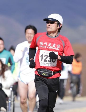 鴨川走友会所属＠KYOTO KAMOGAWA 2児の子育てに奮闘しつつ、京都は鴨川、加茂川、賀茂川を夜な夜なランニングするアラフィフ親父です。京都マラソンでサブ４達成しました！