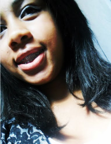 ' Alegre, divertida e legal. amo minha familia e meus amigos .