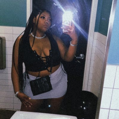 NotQueen__'s profile picture. I DON’T CARE 🤗