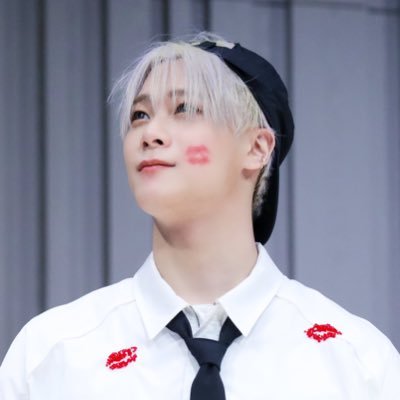 Moongene98's profile picture. 아스트로 forever by your side 💜 || Binito biased 🌟🐱 || Fly me to the Moon 🌑 || Aroha&Hamo ✨