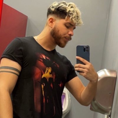 18+ / big d!ck, bigger heart • gaymer • horror fanatic, spreading positivity and cheeks / https://t.co/E38tW8yJra Back Up: @SwollveonBU