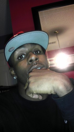 Mikeyo2legit12's profile picture. 