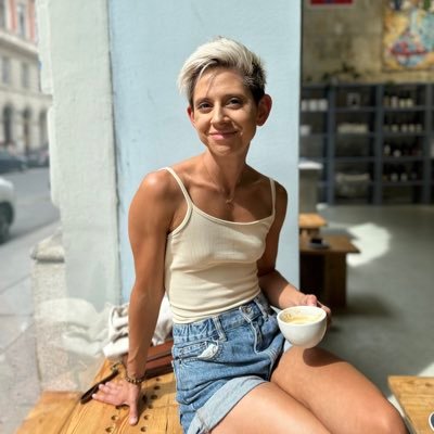 staceyfronz's profile picture. Slightly feral. Betting on a future where work feels like living, and creativity leads the way while the finances follow | Cofounder @MoxaMoney