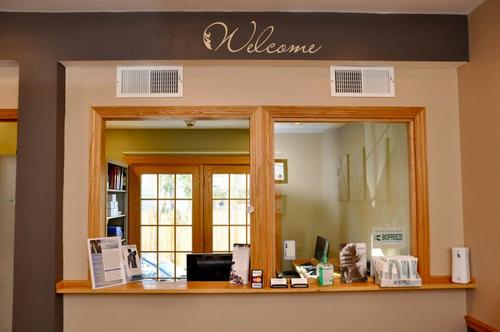 Dr. Candice Subaitis and Dr. Nathan Zimring offer Chiropractic, Spinal Decompression, Acupuncture, and Aquamassage to Glencoe and the surrounding areas.