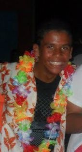 15 anos, sincero, doido, amigo, meio dramaático, leso mas que quando quer é maduro o suficiente, feliz e pra saber mais segue ai :D