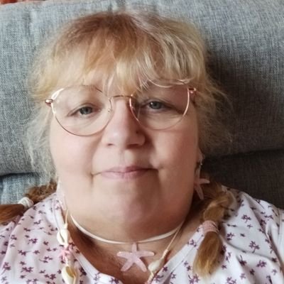 Maman de 5enfants , mamy de 5 petits enfants ,fière d eux,, sinon adore tricoter , crocheter ,et plein d autre choses,et fan des dramas,et de bl