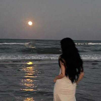 وگل شخُصَ لديہُ قصَتين فيُ حَياتہُ قصہ يعيشهُا وْ قصُہ يتمَنىّ أنَ يعَيشهُا ,,