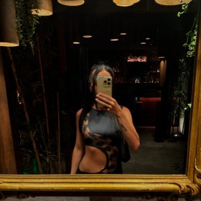 shecomss's profile picture. a 23 yo girl in her Ecom era🫦