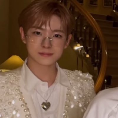 jung_woolove's profile picture. 