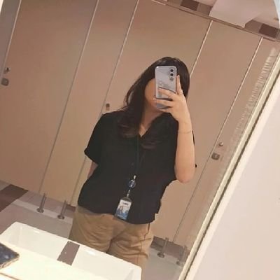 sherlywandra's profile picture. Nyctophilia 🖤