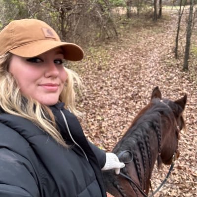 moongrazing's profile picture. 22 ⛰︎ ོ ༄ blues hockey + horses °˖⋆ 𐚁 °˖⋆