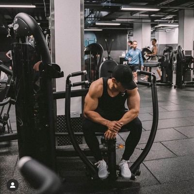 fadlalshykhhmz7's profile picture. لا سلطة لنا على قلوبنا هي تنبض لمن أرادت ومتى أرادت وكيف ما أرادت... بعضهم ينبض القلب له... وبعضهم ينبض... القلب به... وبعضهم هم نبض القلوب.