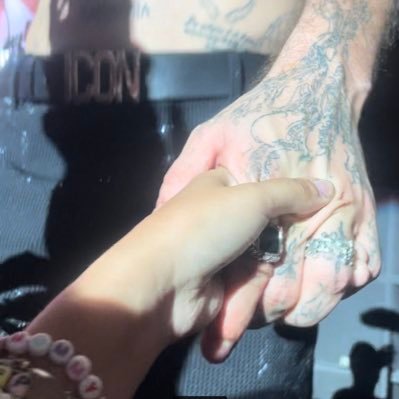 jesuispasfunny's profile picture. 22:22❤️‍🔥 " nobody held my hand like damiano did "🤫❤️